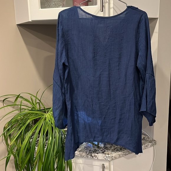 Women’s size medium linen like top - Picture 2 of 4